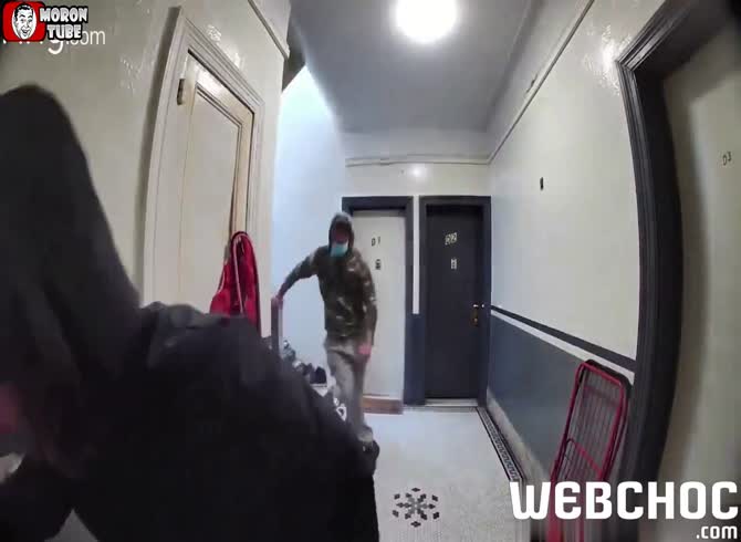 Video :A woman protects her daughter from a fanatical assailant